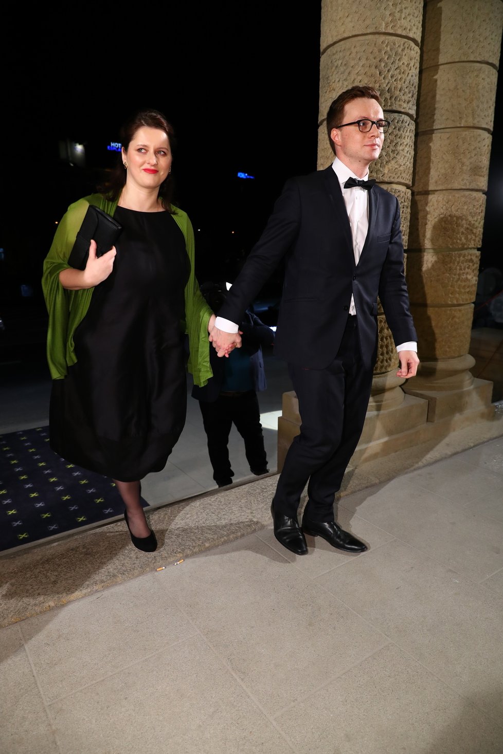Jana Maláčová (ČSSD) s manželem Alešem Chmelařem nechali syna Gustava doma a dorazili do Státní opery (5.1.2020)