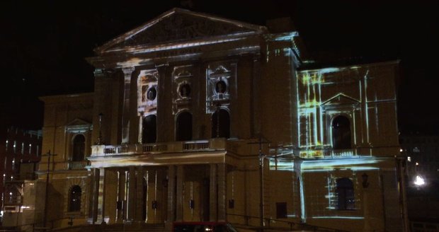 Velkolepý návrat Státní opery: Unikátní videomapping na budovu „řídí“ auta na magistrále 