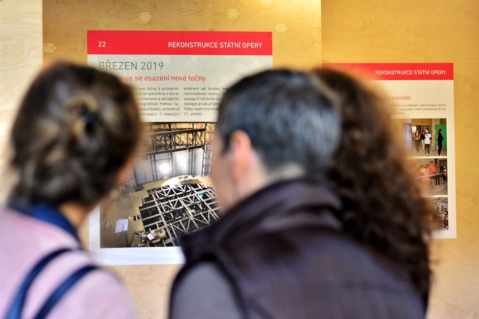 Jak probíhala rekonstrukce Státní opery? Výstava v budově Národního divadla představuje její milníky.