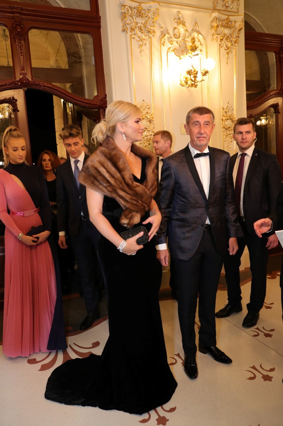 Premiér Andrej Babiš dorazil s celou rodinou.