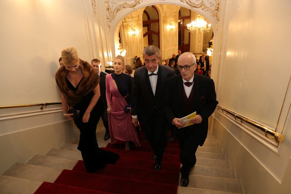 Premiér Andrej Babiš dorazil s manželkou Monikou a dcerou Vivien do Státní opery (5. 1. 2020).