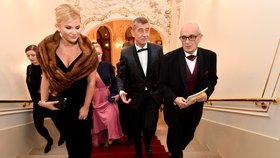 V Praze byla 5. ledna 2020 po rekonstrukci slavnostně otevřena Státní opera. Na snímku ředitel Národního divadla Jan Burian (vpravo) doprovází premiéra Andreje Babiše (uprostřed) s manželkou Monikou.