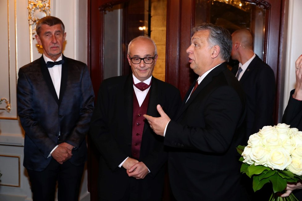 Na znovuotevření Státní opery přijel i maďarský premiér Viktor Orbán. Vítal ho premiér Andrej Babiš s celou rodinou.