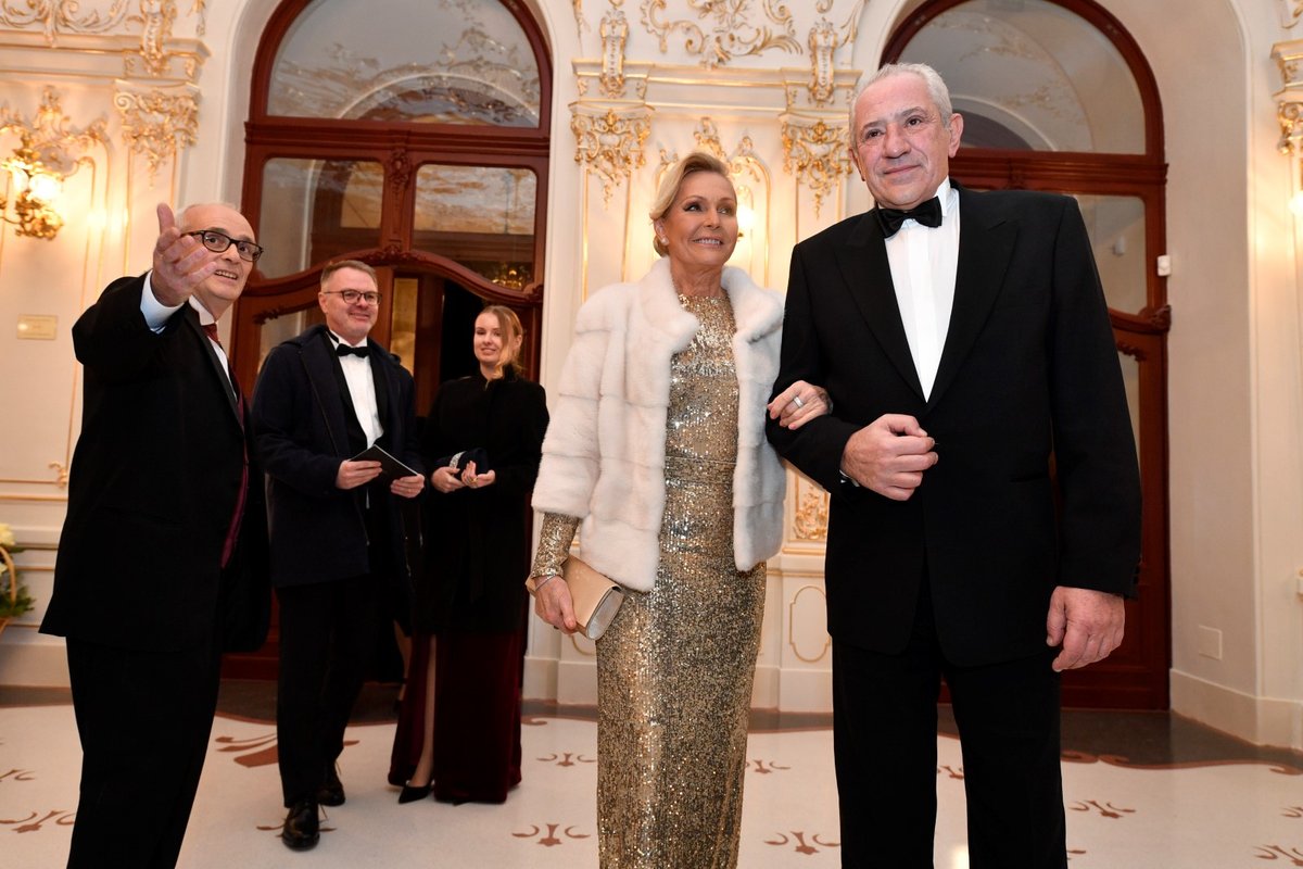 V Praze byla 5. ledna 2020 po rekonstrukci slavnostně otevřena Státní opera. Na snímku přichází zpěvačka Helena Vondráčková s manželem Martinem Michalem.