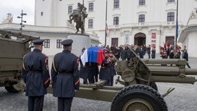 Státní pohřeb prvního slovenského prezidenta Michala Kováče. Český prezident Miloš Zeman dorazil se zpožděním.