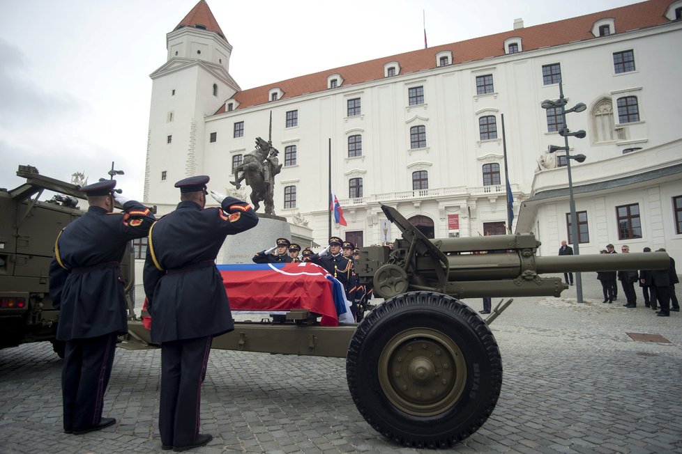 Státní pohřeb prvního slovenského prezidenta Michala Kováče. Český prezident Miloš Zeman dorazil se zpožděním.