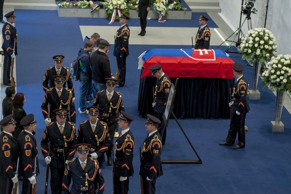 Státní pohřeb prvního slovenského prezidenta Michala Kováče. Český prezident Miloš Zeman dorazil se zpožděním.