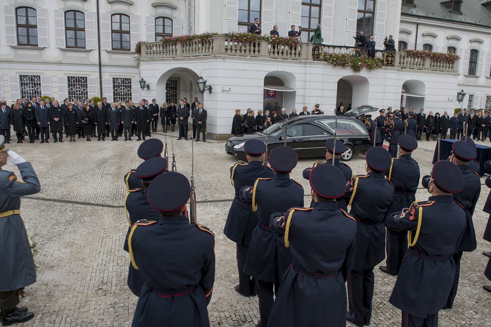 Státní pohřeb prvního slovenského prezidenta Michala Kováče. Český prezident Miloš Zeman dorazil se zpožděním.