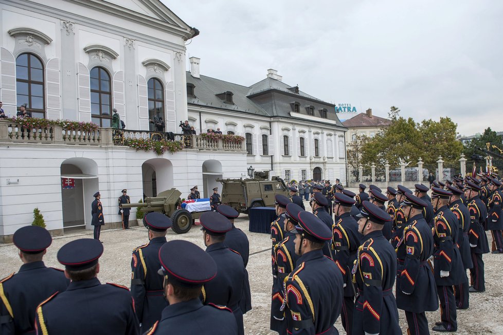 Státní pohřeb prvního slovenského prezidenta Michala Kováče. Český prezident Miloš Zeman dorazil se zpožděním.