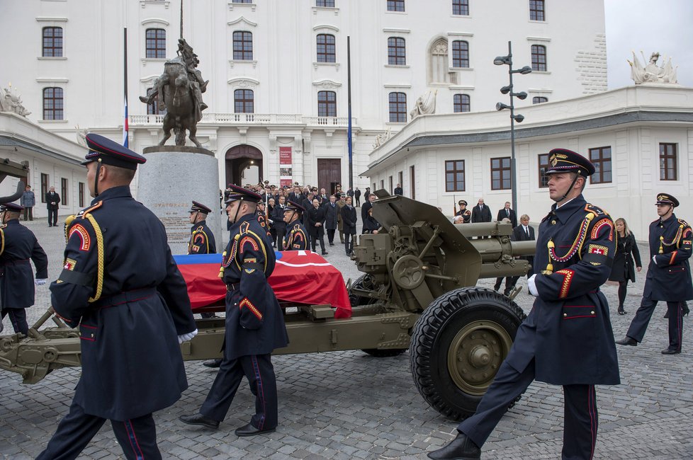 Státní pohřeb prvního slovenského prezidenta Michala Kováče. Český prezident Miloš Zeman dorazil se zpožděním.