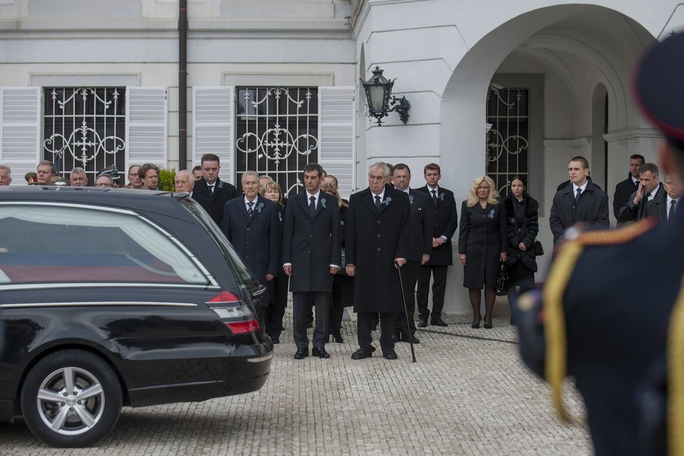 Státní pohřeb prvního slovenského prezidenta Michala Kováče. Český prezident Miloš Zeman dorazil se zpožděním.