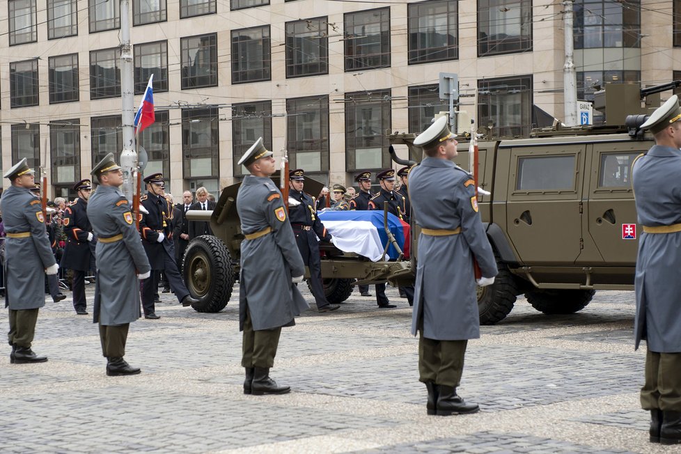 Státní pohřeb prvního slovenského prezidenta Michala Kováče. Český prezident Miloš Zeman dorazil se zpožděním.