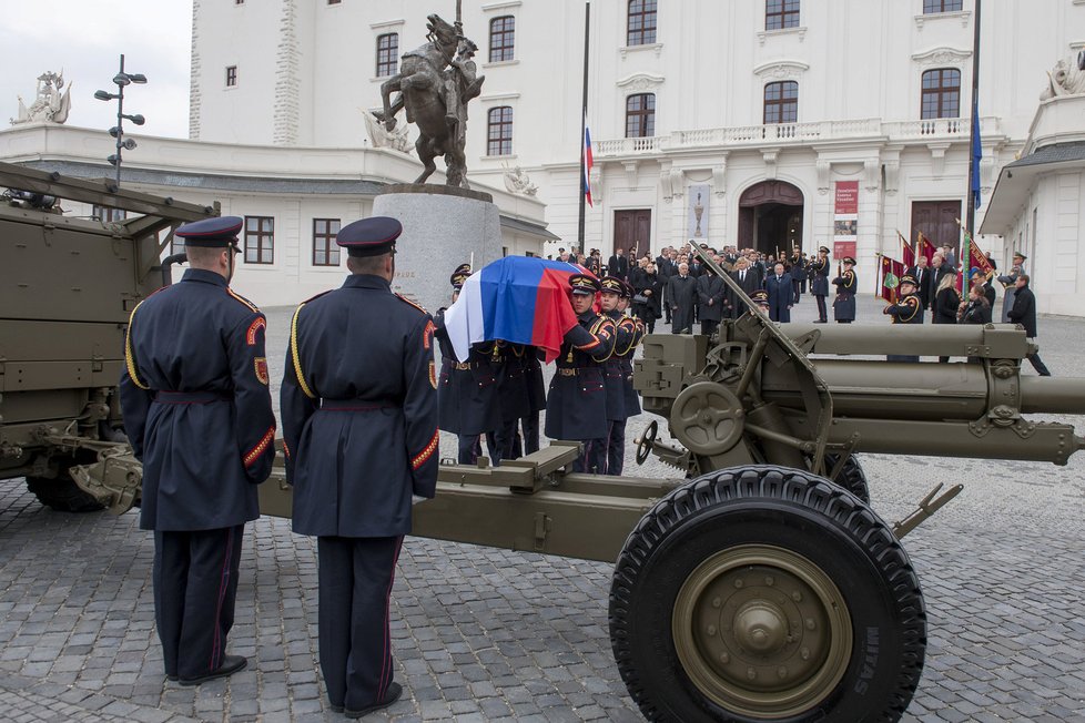 Státní pohřeb prvního slovenského prezidenta Michala Kováče. Český prezident Miloš Zeman dorazil se zpožděním.