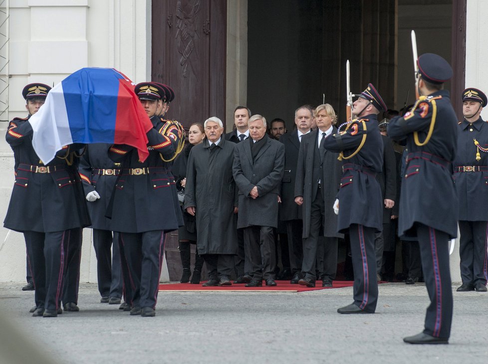 Státní pohřeb prvního slovenského prezidenta Michala Kováče. Český prezident Miloš Zeman dorazil se zpožděním.