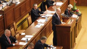 Projednávání rozpočtu ve Sněmovně: Premiér Sobotka u pultíku, vicepremiér Babiš u stolu zpravodajů