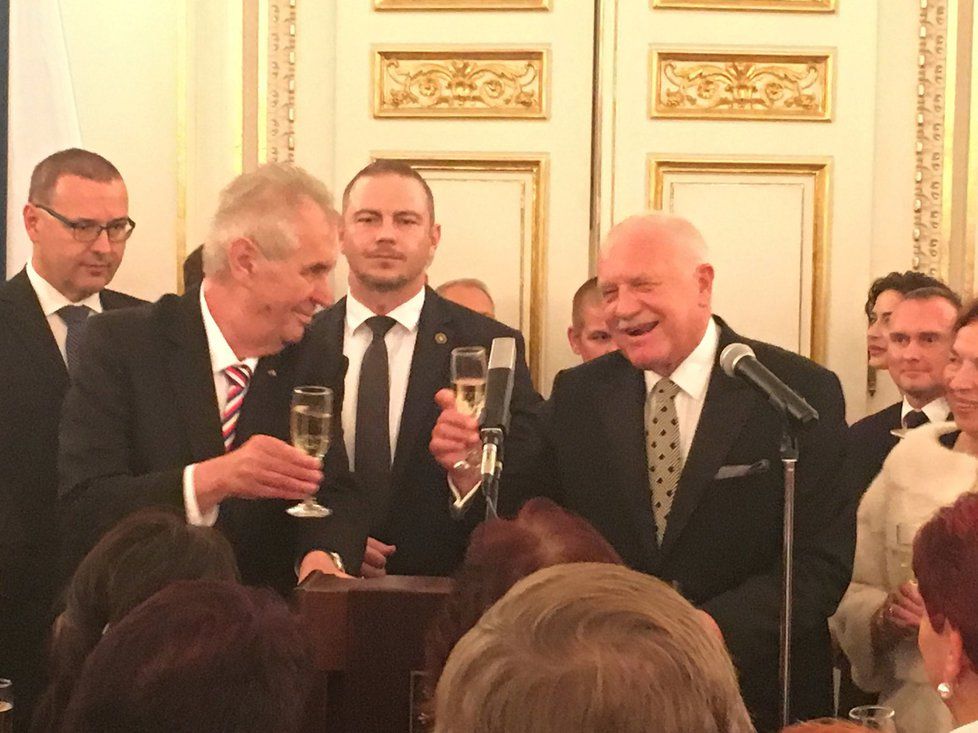 Miloš Zeman a Václav Klaus na recepci ve Španělském sále po předávání státních vyznamenání.