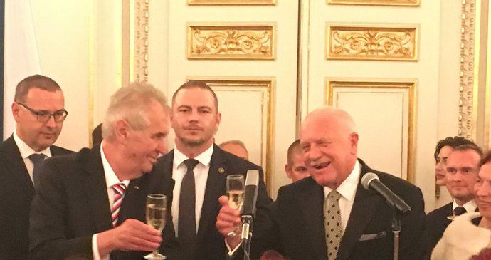 Miloš Zeman a Václav Klaus na recepci ve Španělském sále po předávání státních vyznamenání