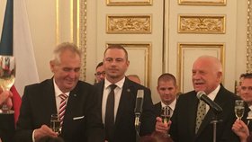 Miloš Zeman a Václav Klaus na recepci ve Španělském sále po předávání státních vyznamenání