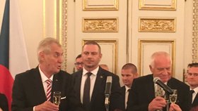 Miloš Zeman a Václav Klaus na recepci ve Španělském sále po předávání státních vyznamenání