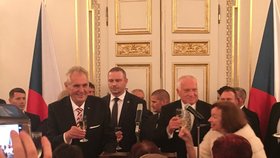 Miloš Zeman a Václav Klaus na recepci ve Španělském sále po předávání státních vyznamenání