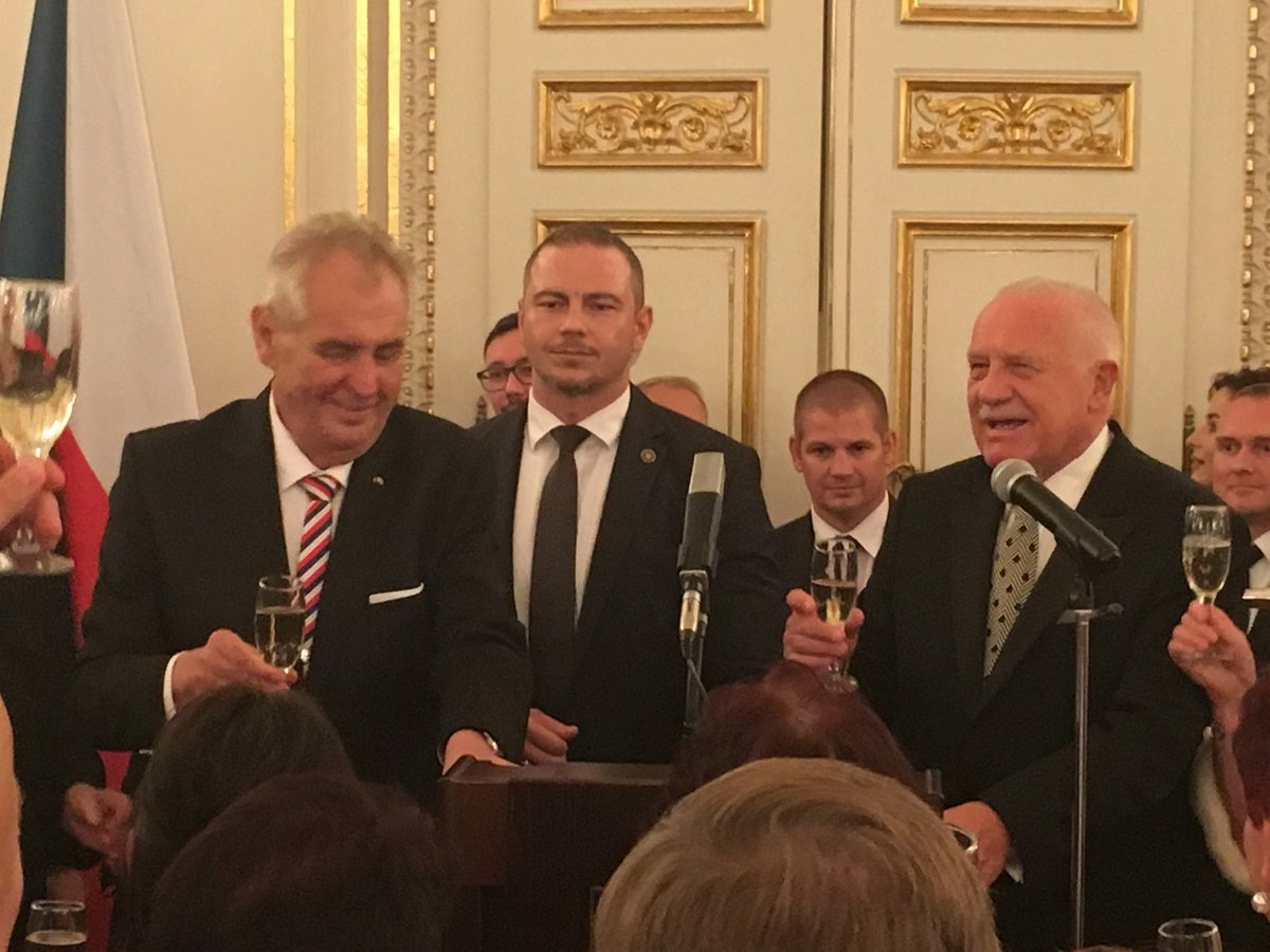 Miloš Zeman a Václav Klaus na recepci ve Španělském sále po předávání státních vyznamenání
