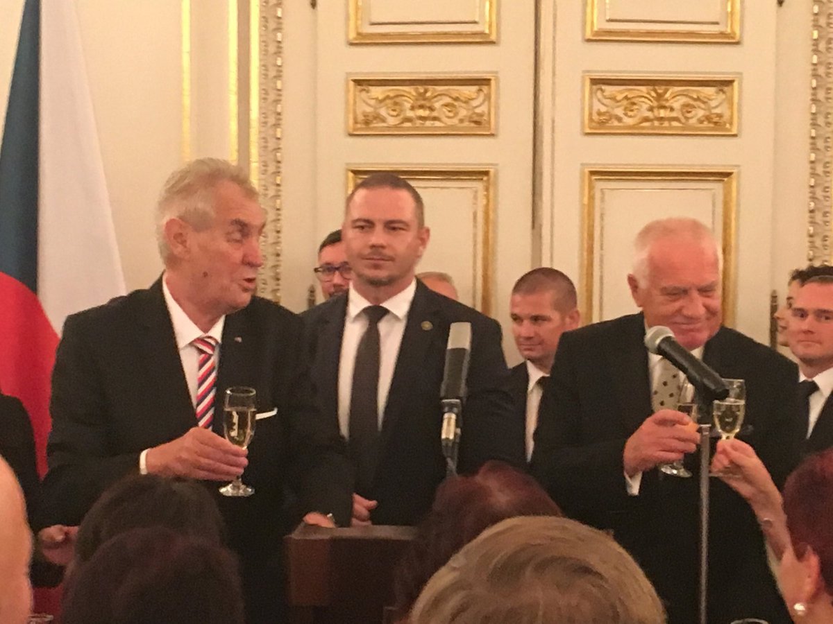 Miloš Zeman a Václav Klaus na recepci ve Španělském sále po předávání státních vyznamenání