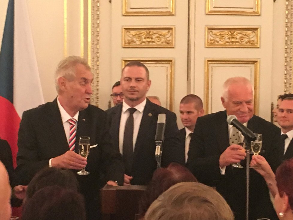 Miloš Zeman a Václav Klaus na recepci ve Španělském sále po předávání státních vyznamenání