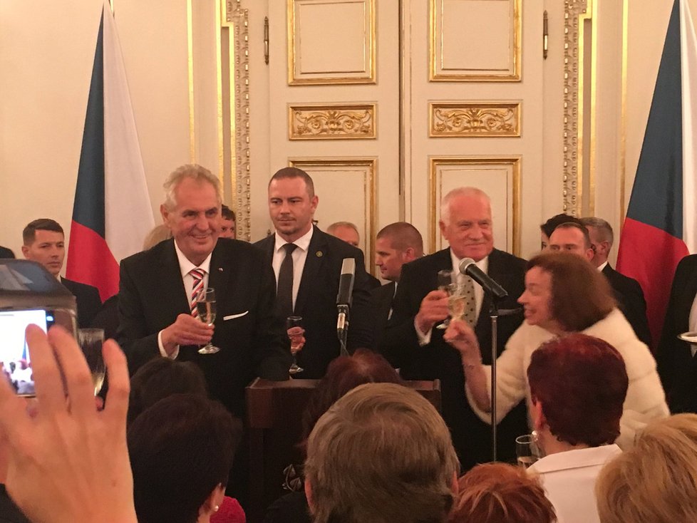 Miloš Zeman a Václav Klaus na recepci ve Španělském sále po předávání státních vyznamenání