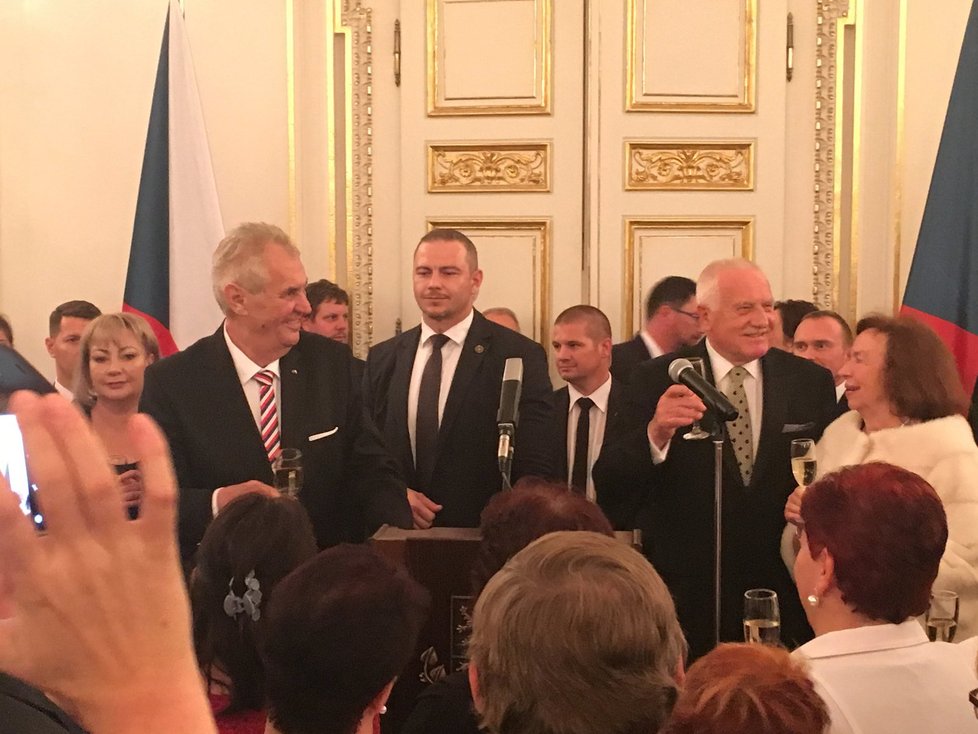 28. říjen 2018: Miloš Zeman a Václav Klaus na recepci ve Španělském sále po předávání státních vyznamenání