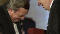 Bývalý německý kancléř Gerhard Schröder převzal od českého prezidenta Miloše Zemana Řád bílého lva