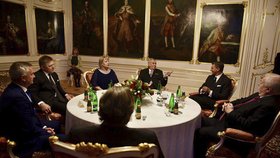 Státní vyznamenání 2017: Prezident zeman a první dáma Ivana se zahraničními hosty, mezi kterými nechybí Robert Fico či Gerhard Schröder.