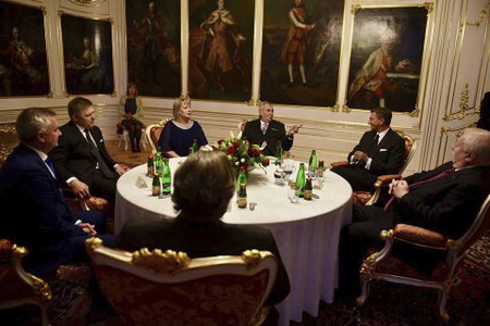 Státní vyznamenání 2017: Prezident Zeman a první dáma Ivana se zahraničními hosty, mezi kterými nechyběli Robert Fico či Gerhard Schröder.