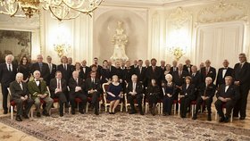 Státní vyznamenání 2017: Zemanovi se vyfotili s oceněnými.