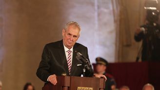 Prezident Zeman předal státní vyznamenání. Ocenil ekonoma Zeleného či režiséra Trošku