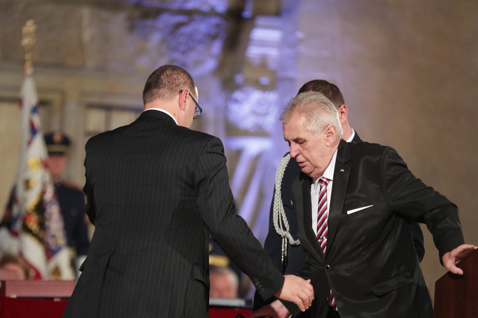 Státní vyznamenání 2017: Miloš Zeman předává vyznamenání