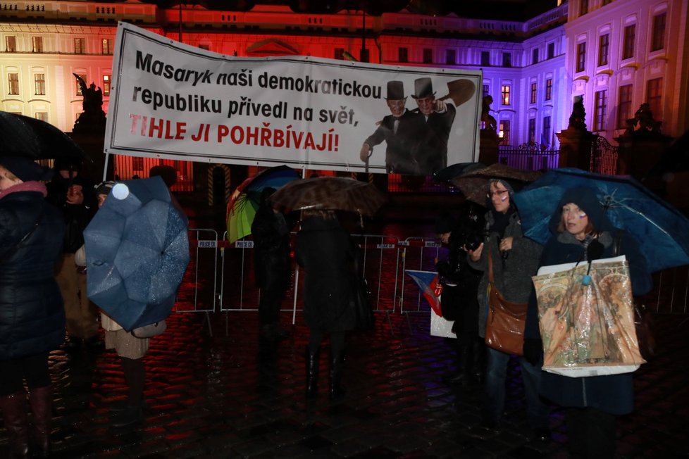 Protesty na Pražském hradě před ceremoniálem předání státních vyznamenání (28. 10. 2018)