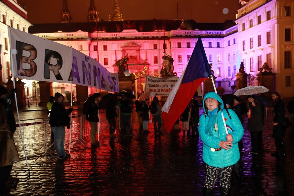 Protesty na Pražském Hradě před ceremoniálem předání státních vyznamenání (28. 10. 2018)