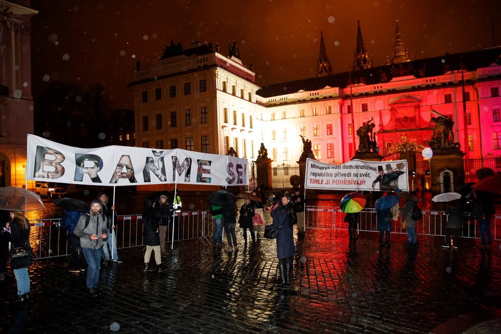 Protesty na Pražském Hradě před ceremoniálem předání státních vyznamenání (28. 10. 2018)