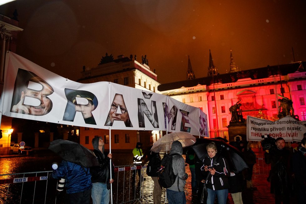 Protesty na pražském Hradě před ceremoniálem předání státních vyznamenání (28. 10. 2018)