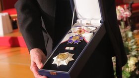 Předávání státních vyznamenání: Marta Kubišová ukazuje svou medaili (28.10.2023).