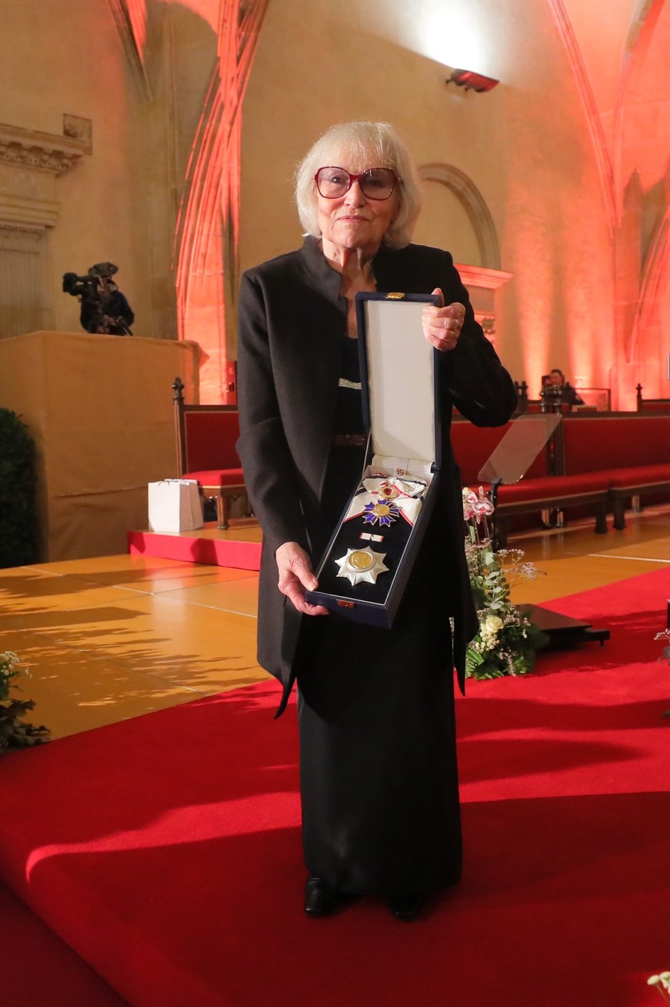 Předávání státních vyznamenání: Marta Kubišová ukazuje svou medaili (28.10.2023).