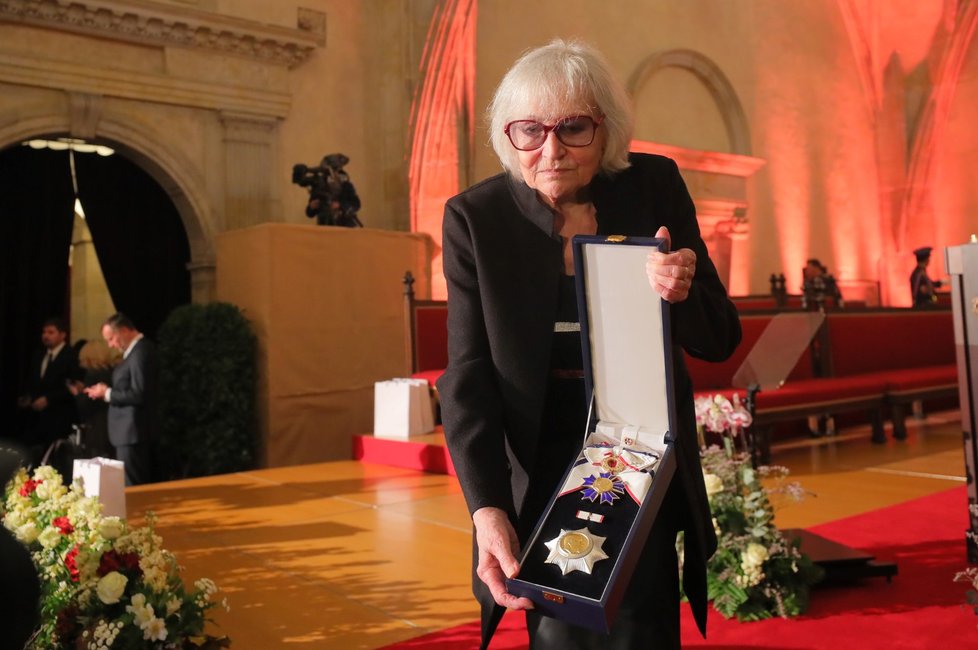 Předávání státních vyznamenání: Marta Kubišová ukazuje svou medaili (28.10.2023). Předávání státních vyznamenání: Marta Kubišová ukazuje svou medaili (28.10.2023).