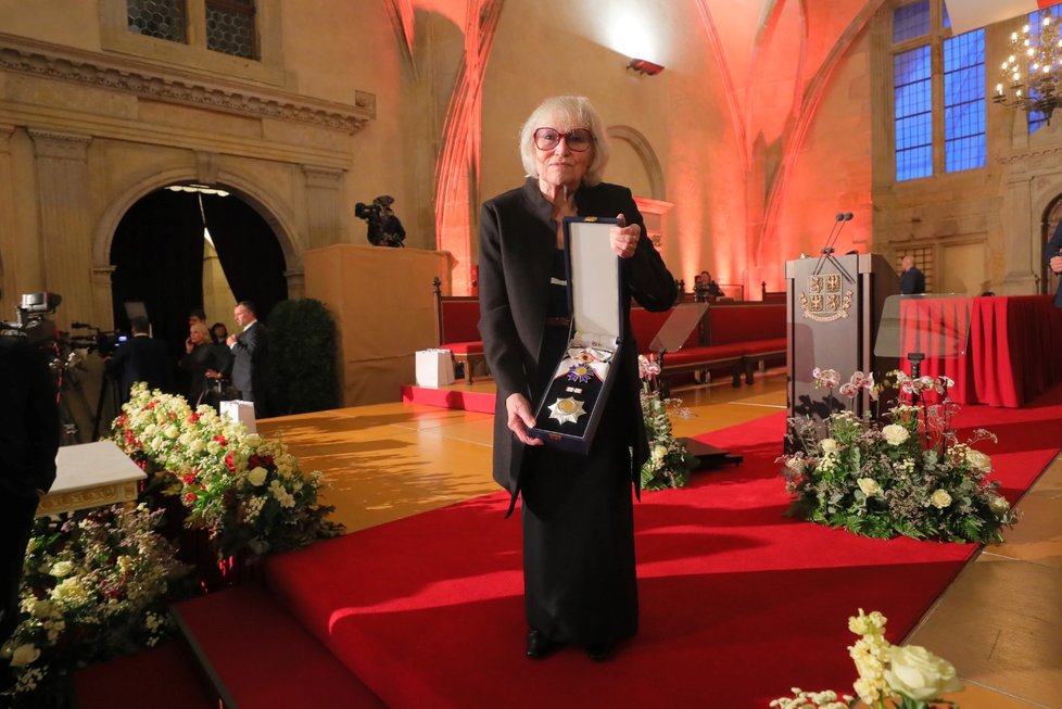 Předávání státních vyznamenání: Marta Kubišová ukazuje svou medaili (28.10.2023)
