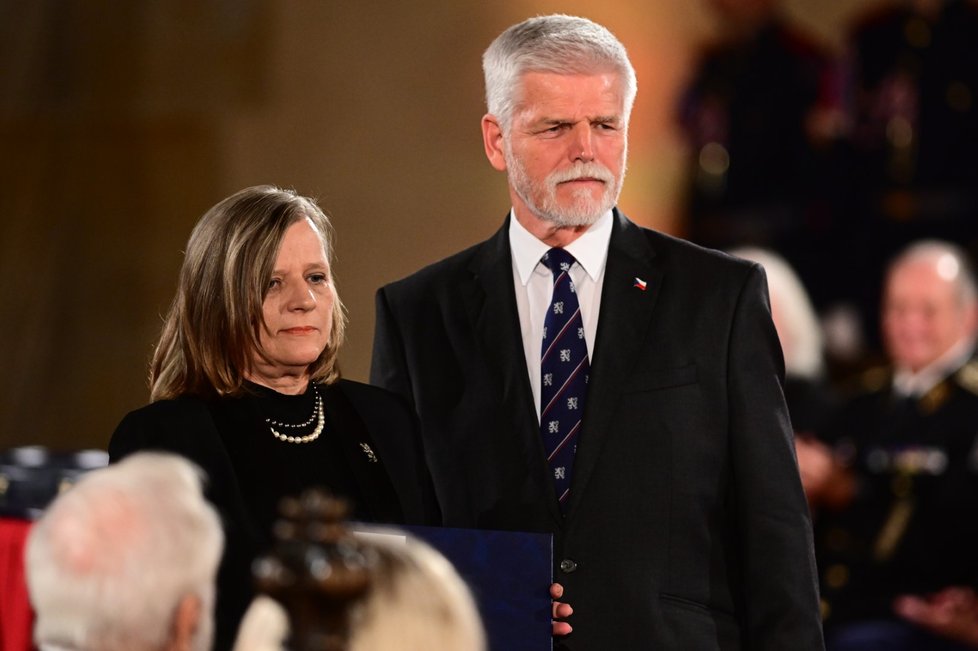 Petr Pavel během předávání státních vyznamenání s partnerkou Dany Drábové (28.10.2025)  Petr Pavel během předávání státních vyznamenání s partnerkou Dany Drábové (28.10.2025)