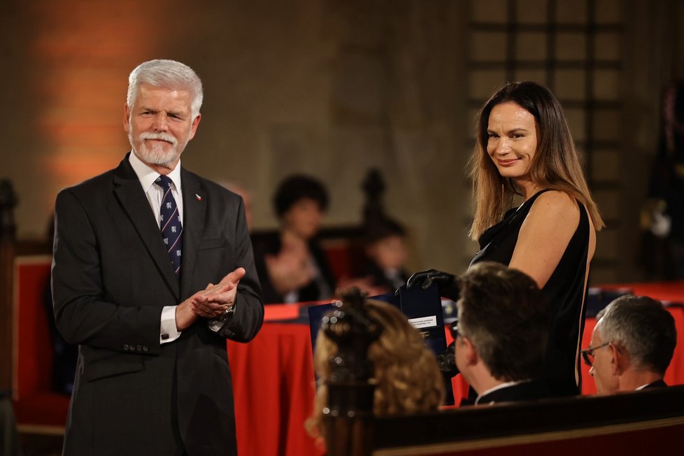 Eliška Kaplický Fuchsová na státních vyznamenáních 2025: Převzala medaili in memoriam pro manžela (28.10.2025) Eliška Kaplický Fuchsová na státních vyznamenáních 2025: Převzala medaili in memoriam pro manžela (28.10.2025)