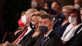 Poslanci ANO Alena Schillerová a Andrej Babiš při předávání státních vyznamenání