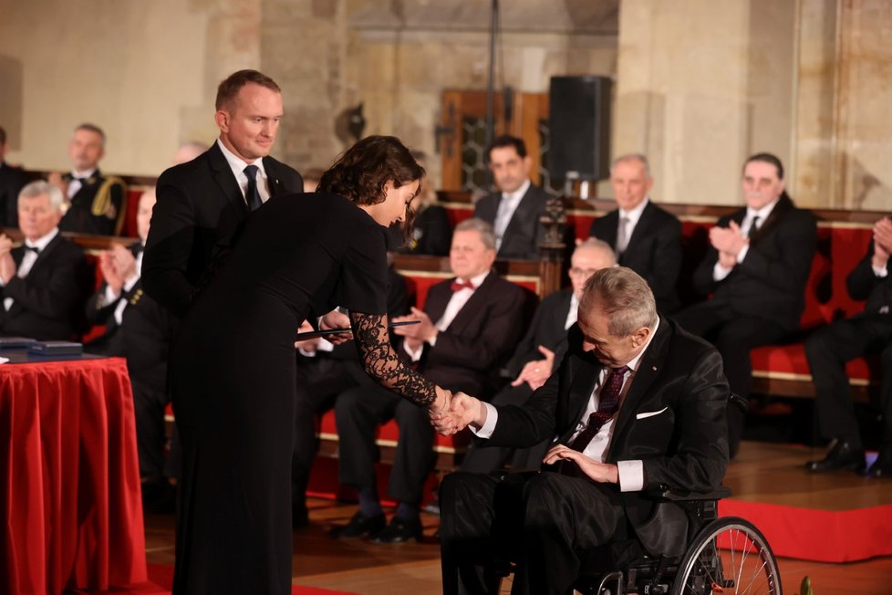 Anna Kellnerová při převzatí státního vyznamenání pro zesnulého otce Petra.
