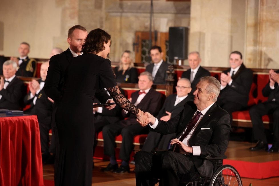 Anna Kellnerová při převzatí státního vyznamenání pro zesnulého otce Petra.