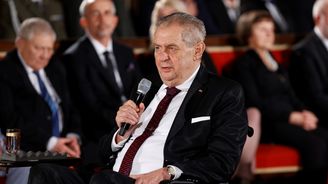 Miloš Zeman dostal v hodnocení od občanů pořádně na frak. Jemu je to nejspíš úplně jedno 