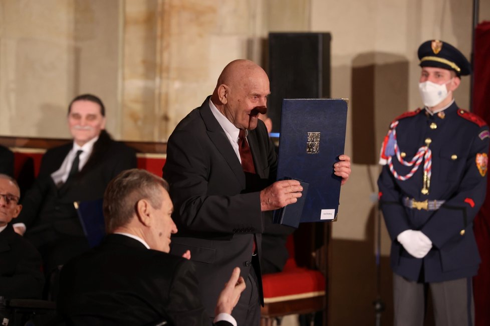 Emil Šneberg při převzetí státního vyznamenání.